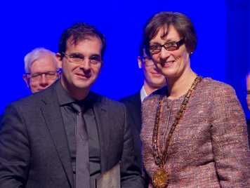 Vergrösserte Ansicht: Prof. John Lygeros receives Credit Suisse Award for Best Teaching
