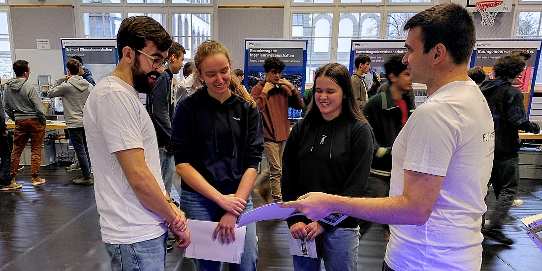 Masterstudenten Florian Henzer and Luca Iten zeigen, worum es bei der Elektrotechnik geht.