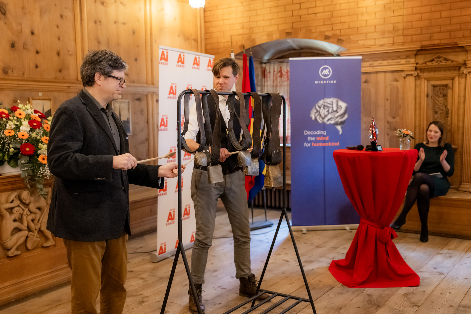 Vergrösserte Ansicht: In order to "earn the award" Yann le Cun briefly swapping algorithms for music as he played a blues on cowbells.