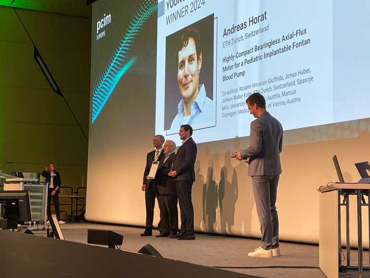 Vergrösserte Ansicht: Andreas Horat receives the award