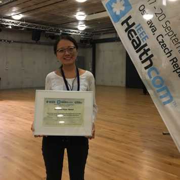Enlarged view: Xiaying Wang with the award