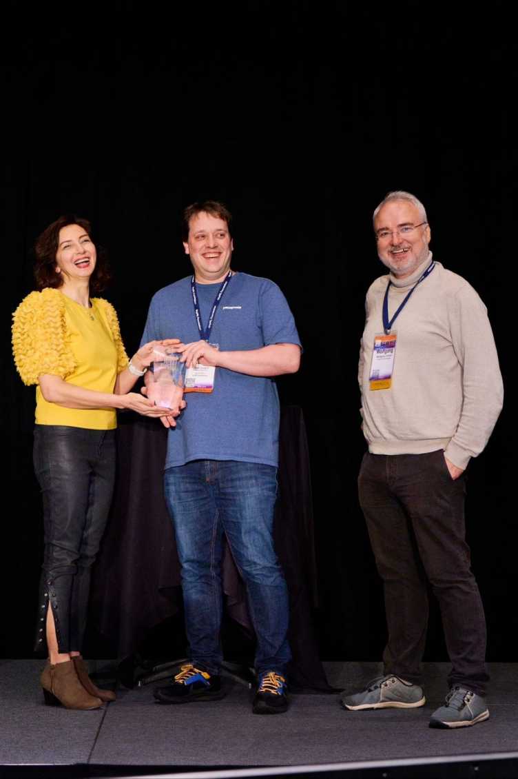 Enlarged view: Lucas Cavigelli (middle) receives the Best Paper Award