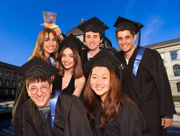 Graduates in the photobox