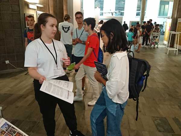 Student explaining D-ITET's study programme